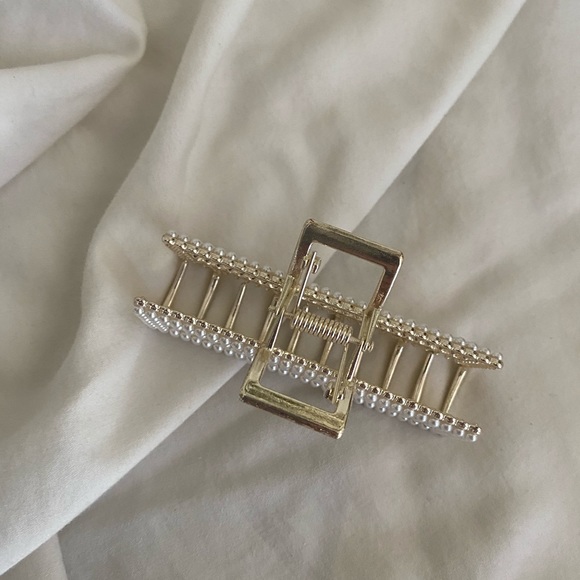Gold and Pearl Claw HairClip - Picture 3 of 5